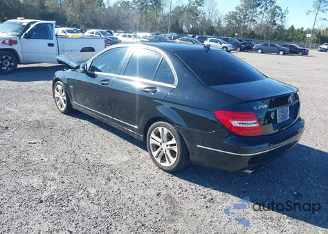 2012 Mercedes-Benz C 250 Luxury z USA, uszkodzony, nr VIN WDDGF4HB1CA641916